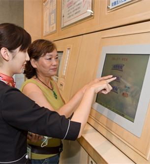 触沃19寸嵌入式触摸显示器应用于成都某医院，用作医疗查询及挂号。